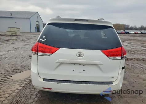 2012 Toyota Sienna Le z USA, uszkodzony, nr VIN 5TDKK3DC2CS241813